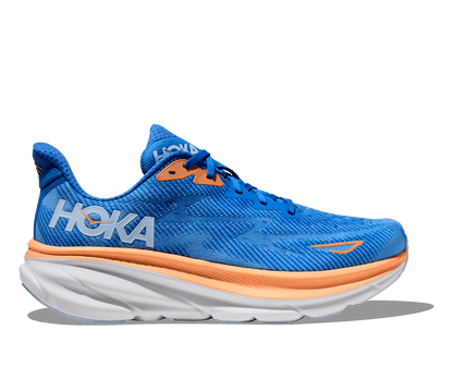 Hoka Clifton 9 Wide i modell man. Färgen är klar blå med orange detalj. Hos Hoka specialisterna i Sverige.