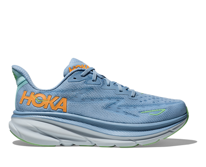 Hoka M Clifton 9 DLL - Den pålitliga Clifton 9, denna gång i Ljus Blå färg med orangea och gröna detaljer.