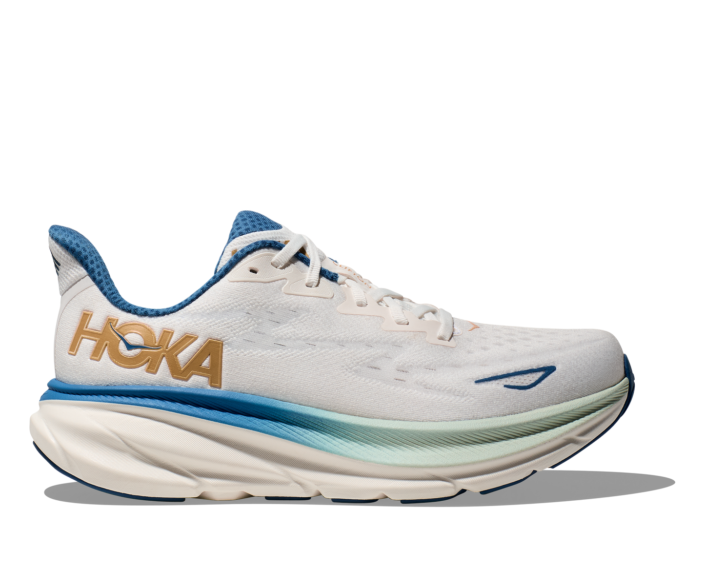 Hoka M Clifton 9 FTG - Vit med blåa och guld detaljer.