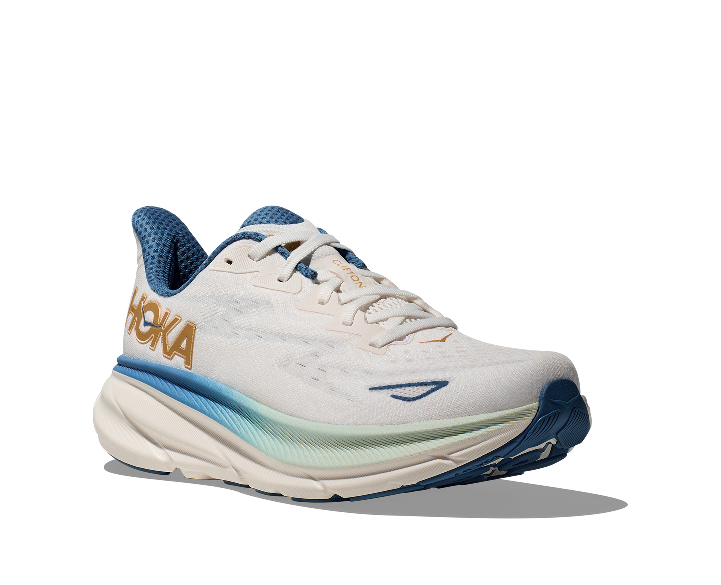 Hoka M Clifton 9 FTG - Vit med blåa och guld detaljer.