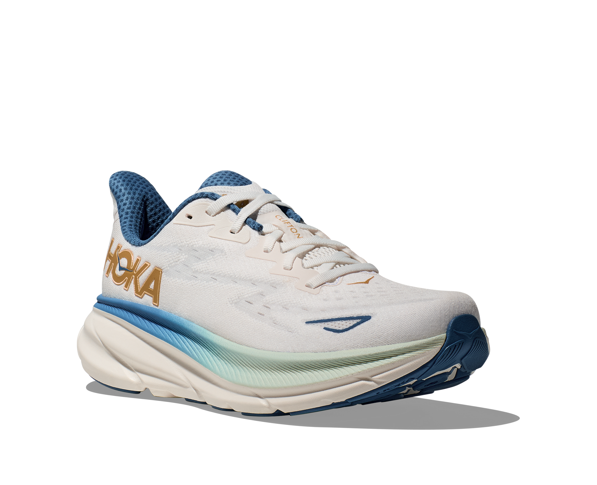 Hoka M Clifton 9 FTG - Vit med blåa och guld detaljer.