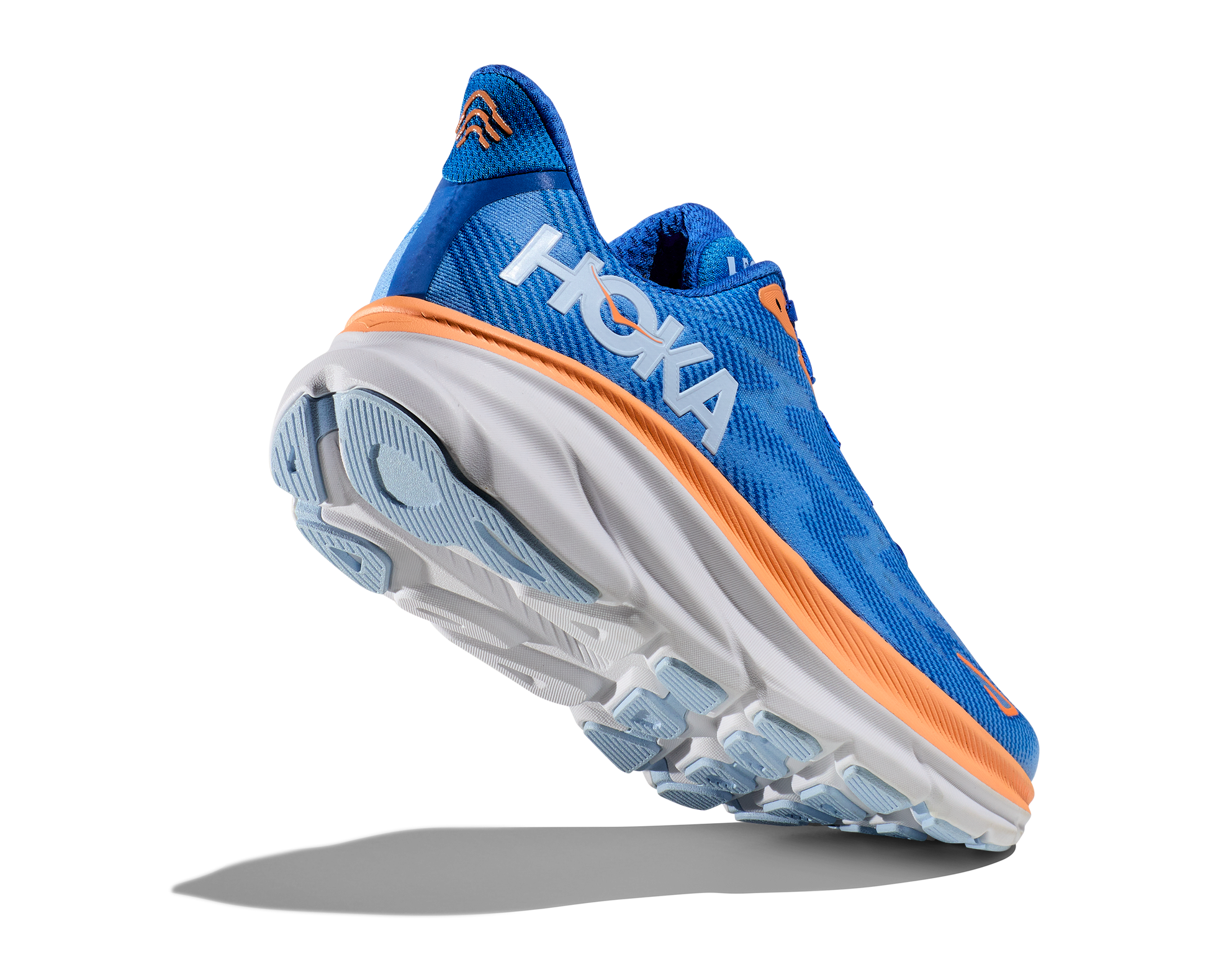 Hoka Clifton 9 Wide i modell man. Färgen är klar blå med orange detalj. Hos Hoka specialisterna i Sverige.