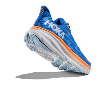 Hoka Clifton 9 Wide i modell man. Färgen är klar blå med orange detalj. Hos Hoka specialisterna i Sverige.