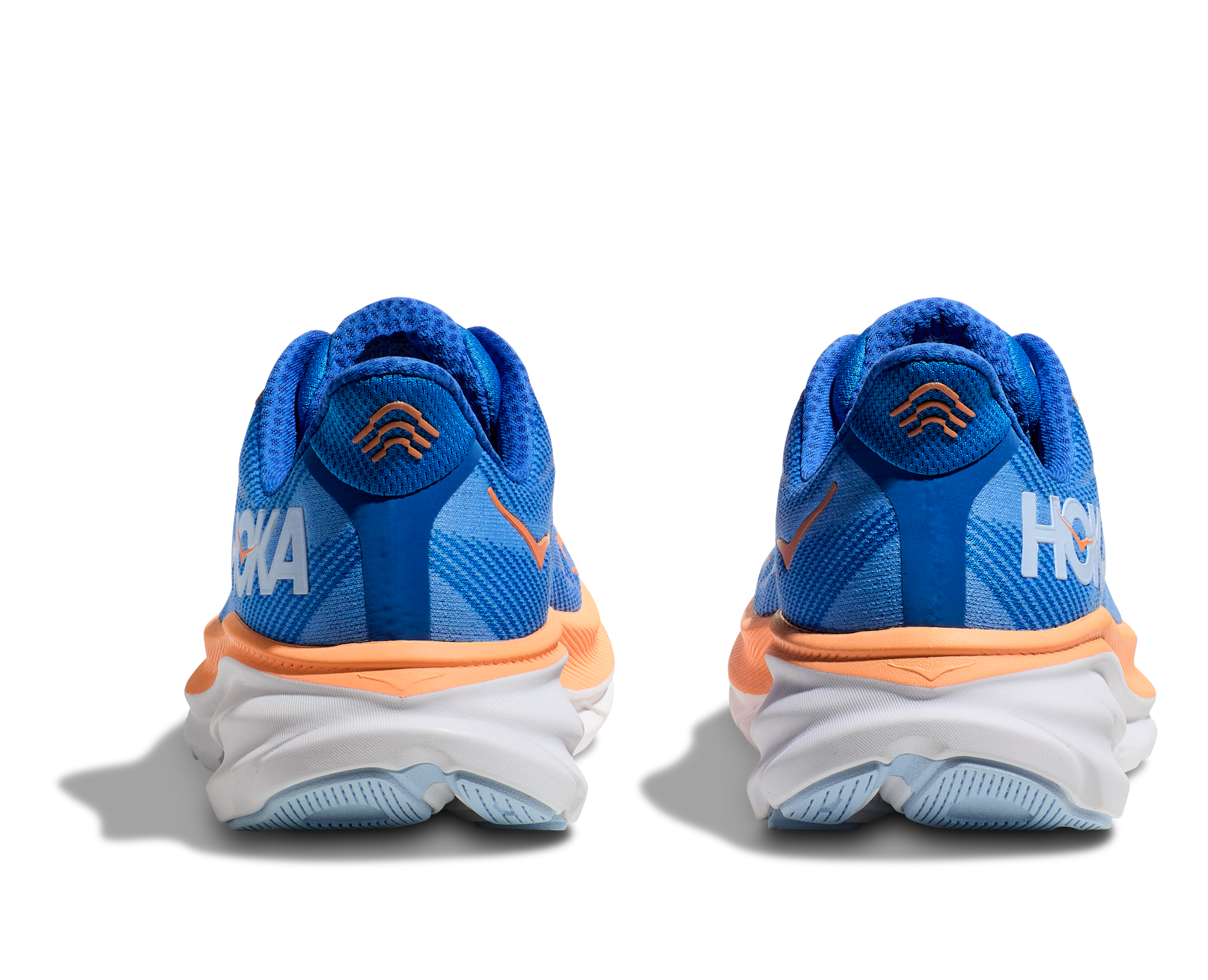 Hoka Clifton 9 Wide i modell man. Färgen är klar blå med orange detalj. Hos Hoka specialisterna i Sverige.