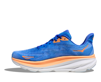 Hoka Clifton 9 Wide i modell man. Färgen är klar blå med orange detalj. Hos Hoka specialisterna i Sverige.