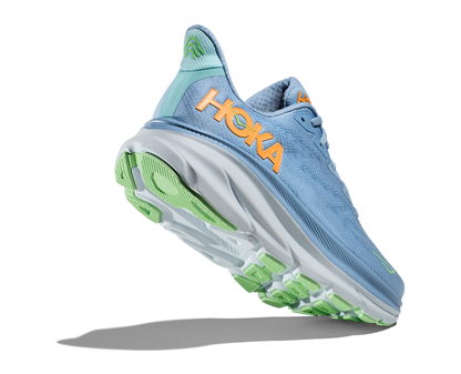 Hoka Clifton 9 i modell man. Ljusblå färg med detaljer i orange. Hos Hoka specialisterna i Sverige