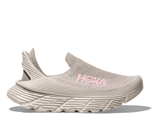 Hoka U Restore TC. Super mjuk och härlig sko som passar perfekt en varm sommardag utan strumpa eller som exempelvis en arbetssko. Enkel att glida i utan snörning. Här i en beige, vit nyans med rosa detalj. 