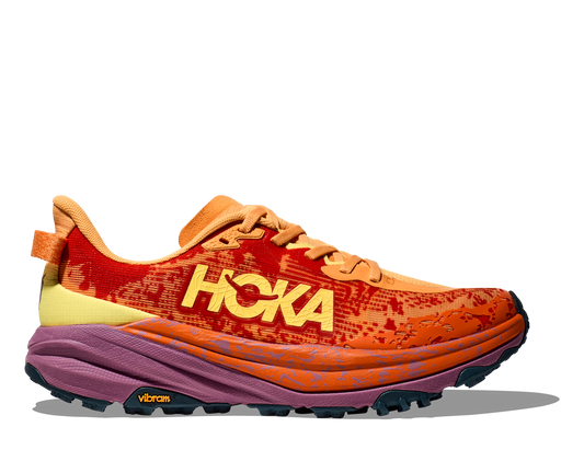 Hoka M Speedgoat 6. Terrängsko med dämpning och stabilitet. Vibram i dobbar. Färg orange och gul.