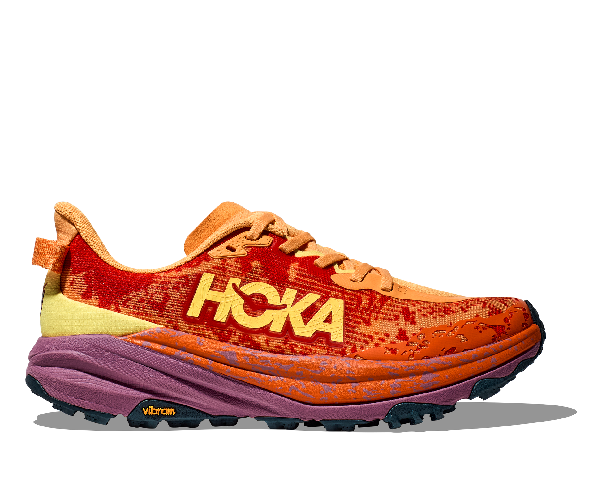 Hoka W Speedgoat 6. Terrängsko med vibram och dobbar. Röd och orange i färg. Dämpad och stabil.