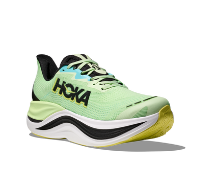 Hoka Skyward X M, herrmodell i grön, svart och vit färg med små detaljer i gult och blått. Detta är skon som har mycket av allt. Vingad kolfiberplatta för maximal fart och stabilitet. En sko som levererar fart, stabilitet och komfort!