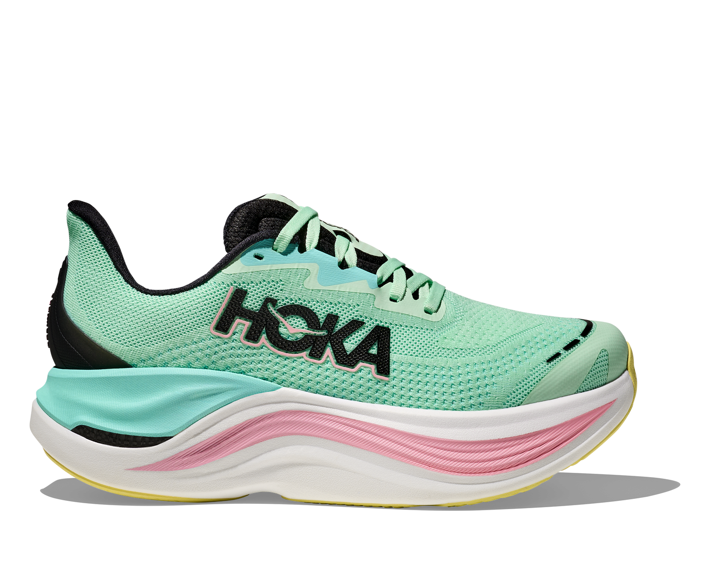 Hoka Skyward X W, dammodell i grön, svart, rosa och vit färg med små detaljer i gult och blått. Detta är skon som har mycket av allt. Vingad kolfiberplatta för maximal fart och stabilitet. En sko som levererar fart, stabilitet och komfort!