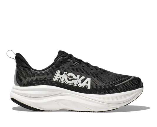 Hoka M Skyflow. Utmärkt sko för att lägga något lite extra på dagens runda! Svart och vit färg.