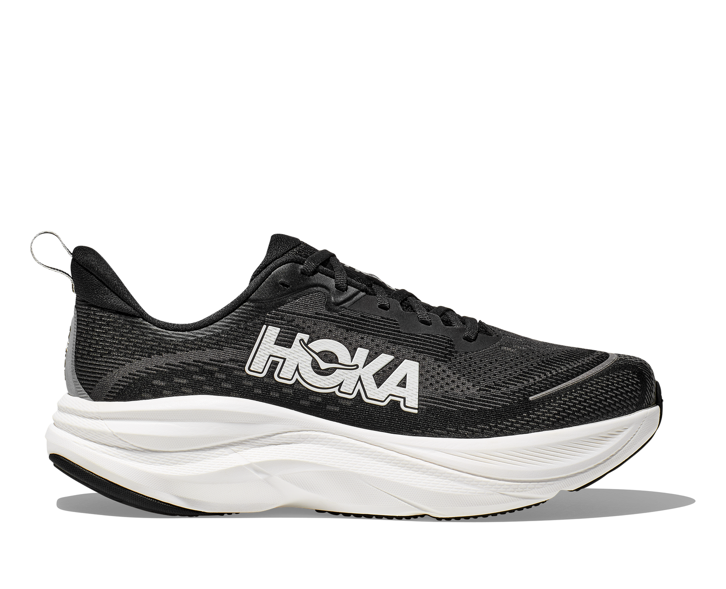 Hoka M Skyflow Wide. Utmärkt sko för att lägga något lite extra på dagens runda! Svart och vit färg.