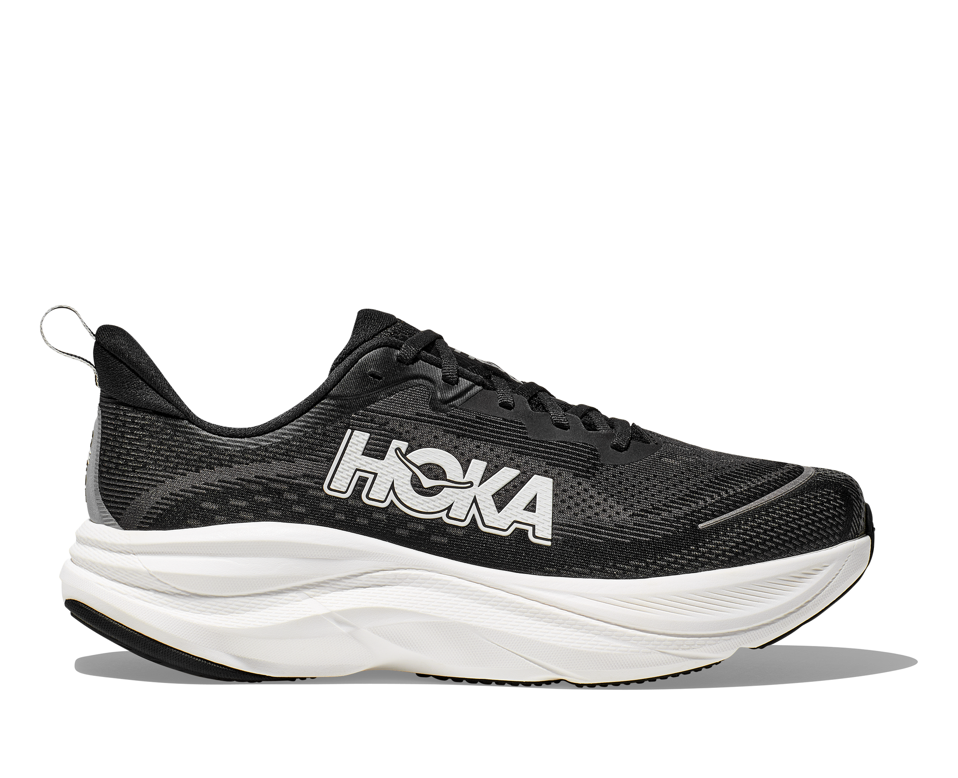 Hoka M Skyflow Wide. Utmärkt sko för att lägga något lite extra på dagens runda! Svart och vit färg.