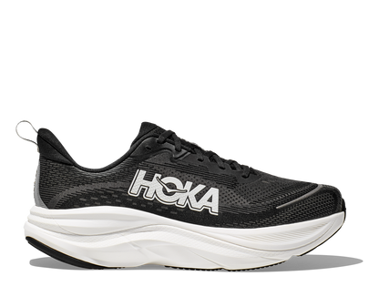 Hoka M Skyflow Wide. Utmärkt sko för att lägga något lite extra på dagens runda! Svart och vit färg.