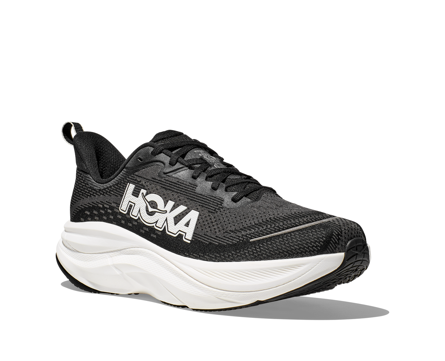 Hoka M Skyflow Wide. Utmärkt sko för att lägga något lite extra på dagens runda! Svart och vit färg.