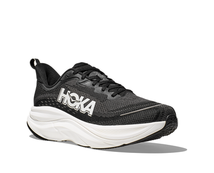 Hoka M Skyflow Wide. Utmärkt sko för att lägga något lite extra på dagens runda! Svart och vit färg.