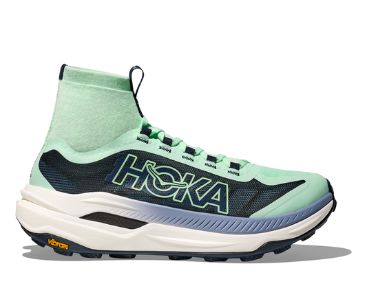 Hoka Tecton X 3 W , dammodell. En av marknadens snabbaste trailsko med en delad kolfiberplatta. Strump-design för att skydda fötterna ifrån smuts och skräp. Färgen går i grönt och svart med vit sula och små detaljer i andra färger. 