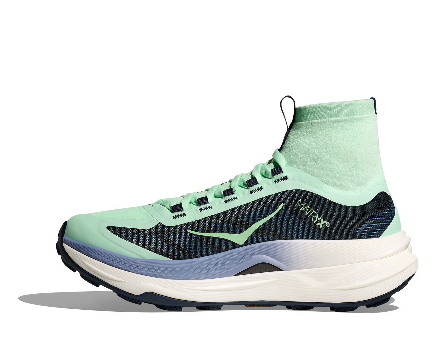 Hoka Tecton X 3 W , dammodell. En av marknadens snabbaste trailsko med en delad kolfiberplatta. Strump-design för att skydda fötterna ifrån smuts och skräp. Färgen går i grönt och svart med vit sula och små detaljer i andra färger. 