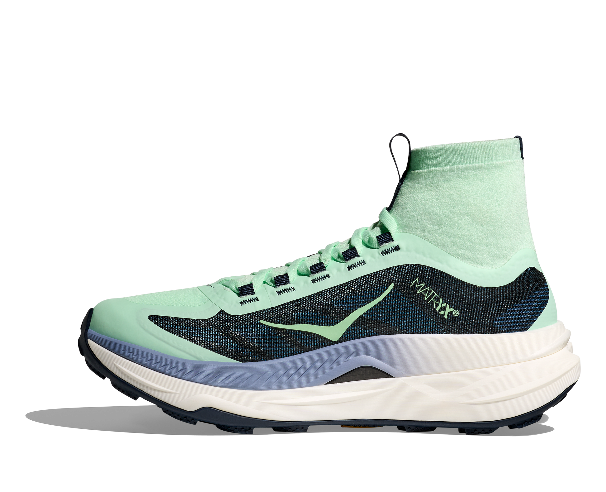 Hoka Tecton X 3 W , dammodell. En av marknadens snabbaste trailsko med en delad kolfiberplatta. Strump-design för att skydda fötterna ifrån smuts och skräp. Färgen går i grönt och svart med vit sula och små detaljer i andra färger. 