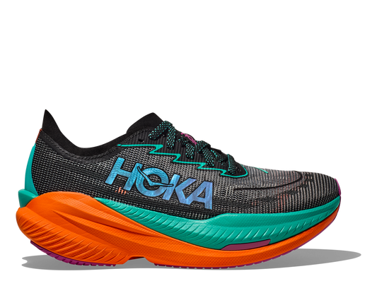 Hoka W Mach X 2. En snabb sko med god dämpning som hjälper dig slå dina rekord. Orange och blå färg. 