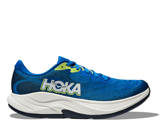 Hoka M Rincon 4 - En fjäderlätt sko med fantastisk dämpning men det slutar inte där. Denna sko är även otroligt responsiv. Denna sko är blå och vit med lime gröna detaljer.