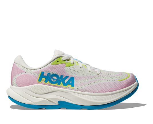 Hoka W Rincon 4 - En fjäderlätt sko med fantastisk dämpning men det slutar inte där. Denna sko är även otroligt responsiv. Vit/Rosa med blåa och gröna detaljer.