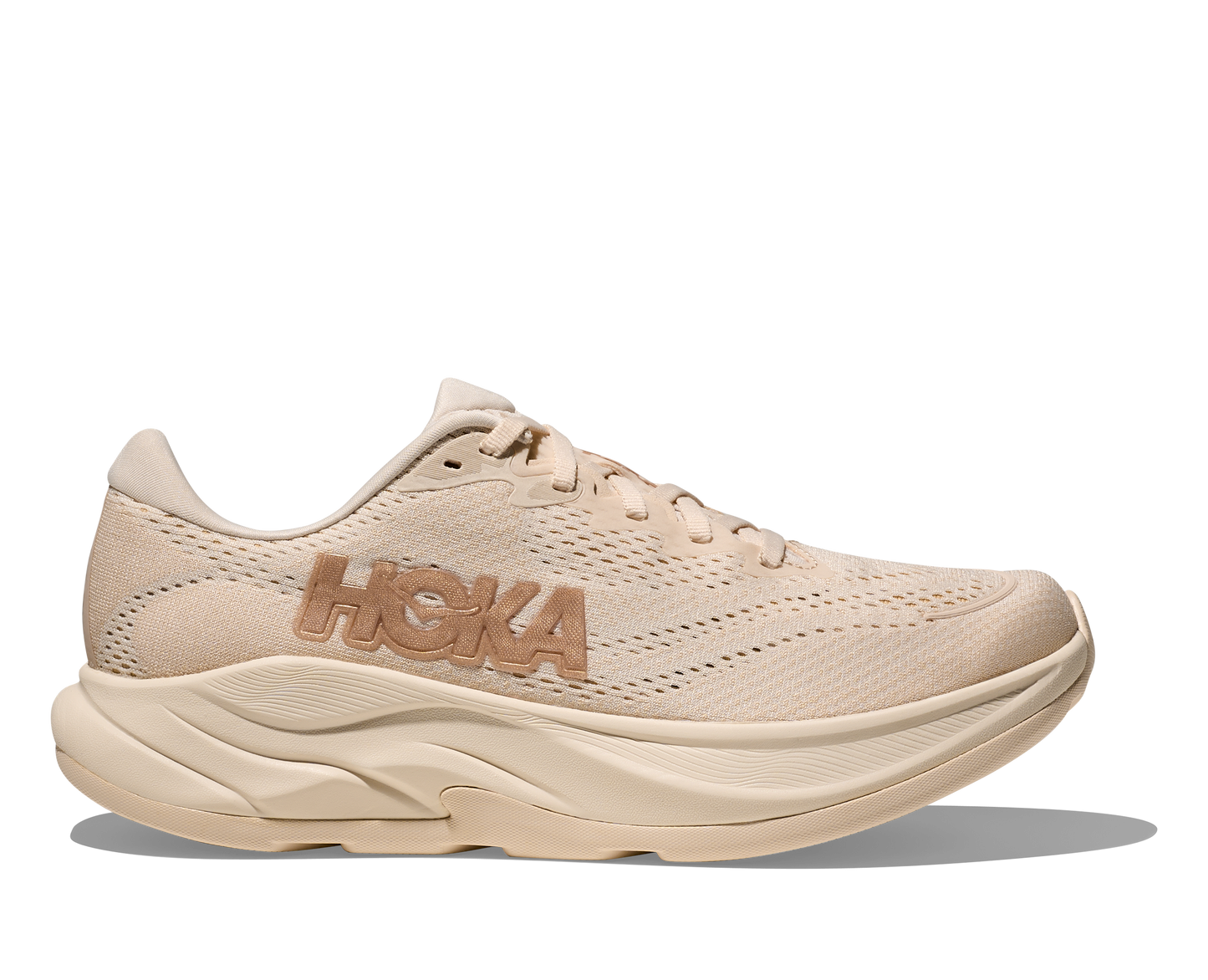 Hoka W Rincon 4  - En fjäderlätt sko med fantastisk dämpning men det slutar inte där. Denna sko är även otroligt responsiv. Färg i härligt krämig beige ton.