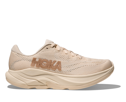 Hoka W Rincon 4  - En fjäderlätt sko med fantastisk dämpning men det slutar inte där. Denna sko är även otroligt responsiv. Färg i härligt krämig beige ton.