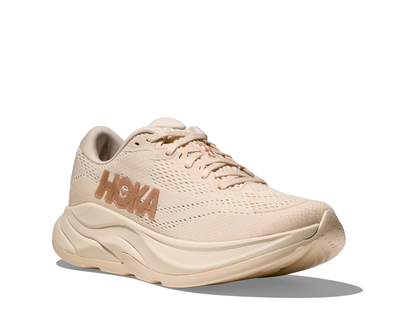 Hoka W Rincon 4  - En fjäderlätt sko med fantastisk dämpning men det slutar inte där. Denna sko är även otroligt responsiv. Färg i härligt krämig beige ton.