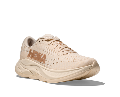 Hoka W Rincon 4  - En fjäderlätt sko med fantastisk dämpning men det slutar inte där. Denna sko är även otroligt responsiv. Färg i härligt krämig beige ton.