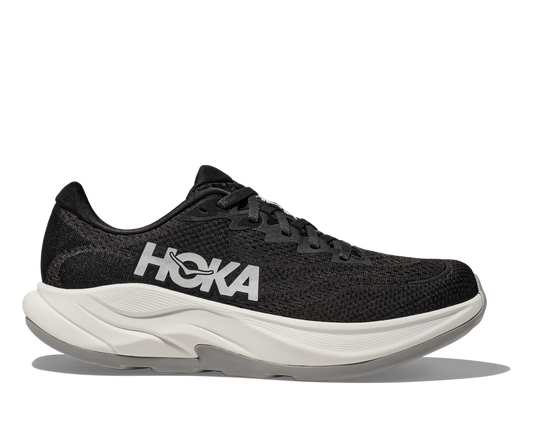 Hoka M Rincon 4 Wide - En fjäderlätt sko med fantastisk dämpning men det slutar inte där. Denna sko är även otroligt responsiv. Denna modell är även bredare i tå boxen. Svart och vit färg på denna sko.