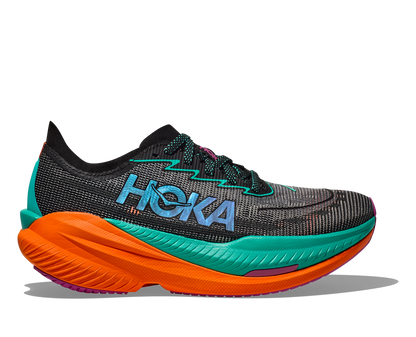 Hoka M Mach X 2 Wide. En snabb sko med god dämpning som hjälper dig slå dina rekord. Orange och blå färg. 