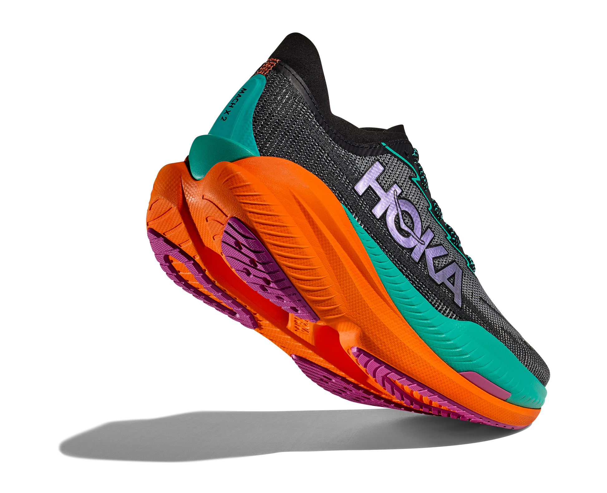 Hoka M Mach X 2 Wide. En snabb sko med god dämpning som hjälper dig slå dina rekord. Orange och blå färg. 