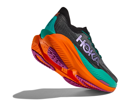 Hoka M Mach X 2 Wide. En snabb sko med god dämpning som hjälper dig slå dina rekord. Orange och blå färg. 