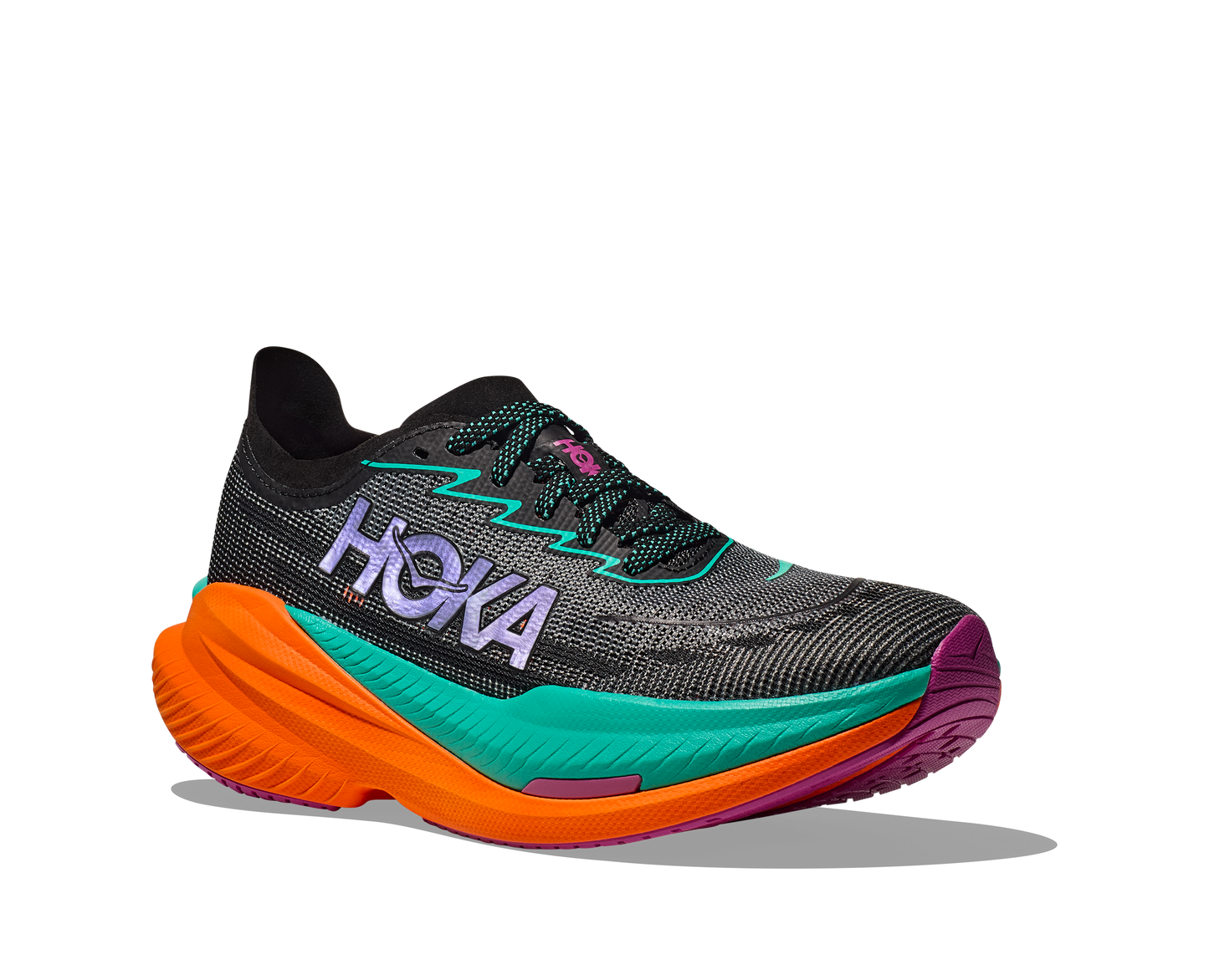 Hoka M Mach X 2 Wide. En snabb sko med god dämpning som hjälper dig slå dina rekord. Orange och blå färg. 