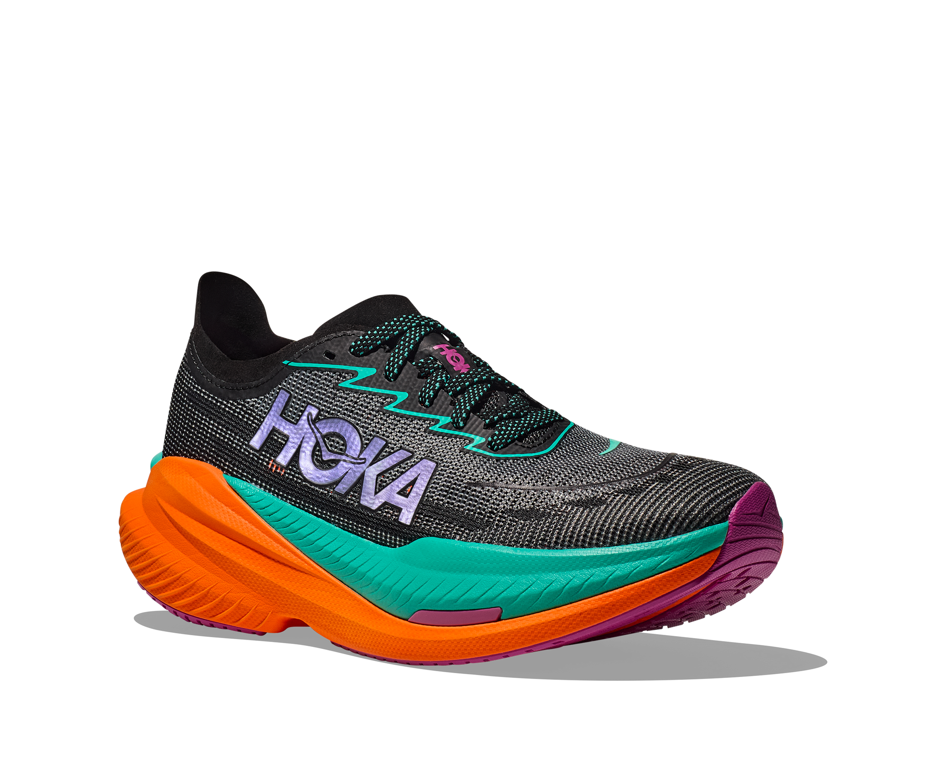 Hoka M Mach X 2 Wide. En snabb sko med god dämpning som hjälper dig slå dina rekord. Orange och blå färg. 