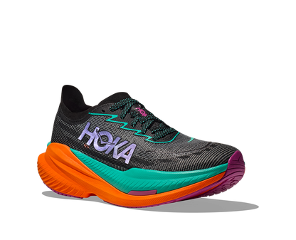 Hoka M Mach X 2 Wide. En snabb sko med god dämpning som hjälper dig slå dina rekord. Orange och blå färg. 