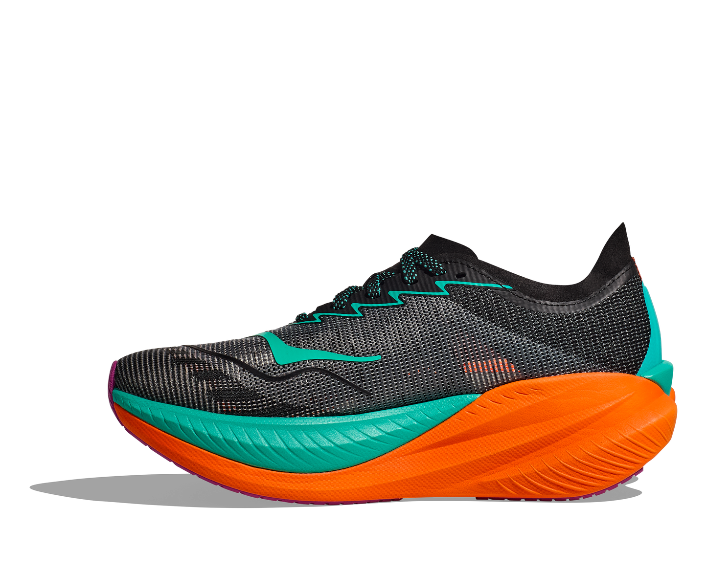 Hoka M Mach X 2 Wide. En snabb sko med god dämpning som hjälper dig slå dina rekord. Orange och blå färg. 