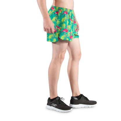 B.O.A Flamingo Green - Herr 3". Gröna Herr shorts med flamingo tryck på. Luftiga och passar perfekt till stranden.