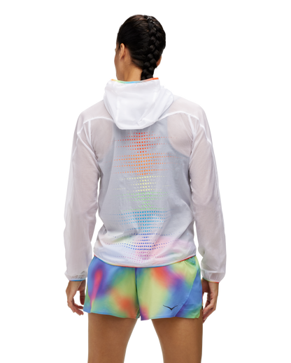 Hoka W Skyflow jacket, ultralätt löparjacka som inte prasslar. Vit och transparant färg med multifärg i detaljer. Hos Hoka specialisterna i Sverige.