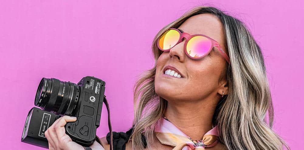 goodr Influencers Pay Double. Rosa speglande träningsglasögon gjorda för att klara aktiva dagar. Sitter där dom ska trots fartfyllda aktiviteter. Löparbrillorna som får dig se extra cool ut.