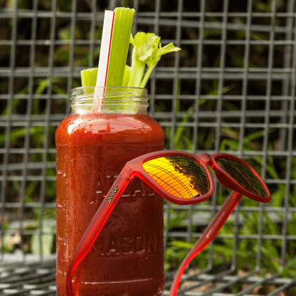 goodr Phoenix at a bloody mary bar. Röda träningsglasögon som är super coola som accessoar till vardags.